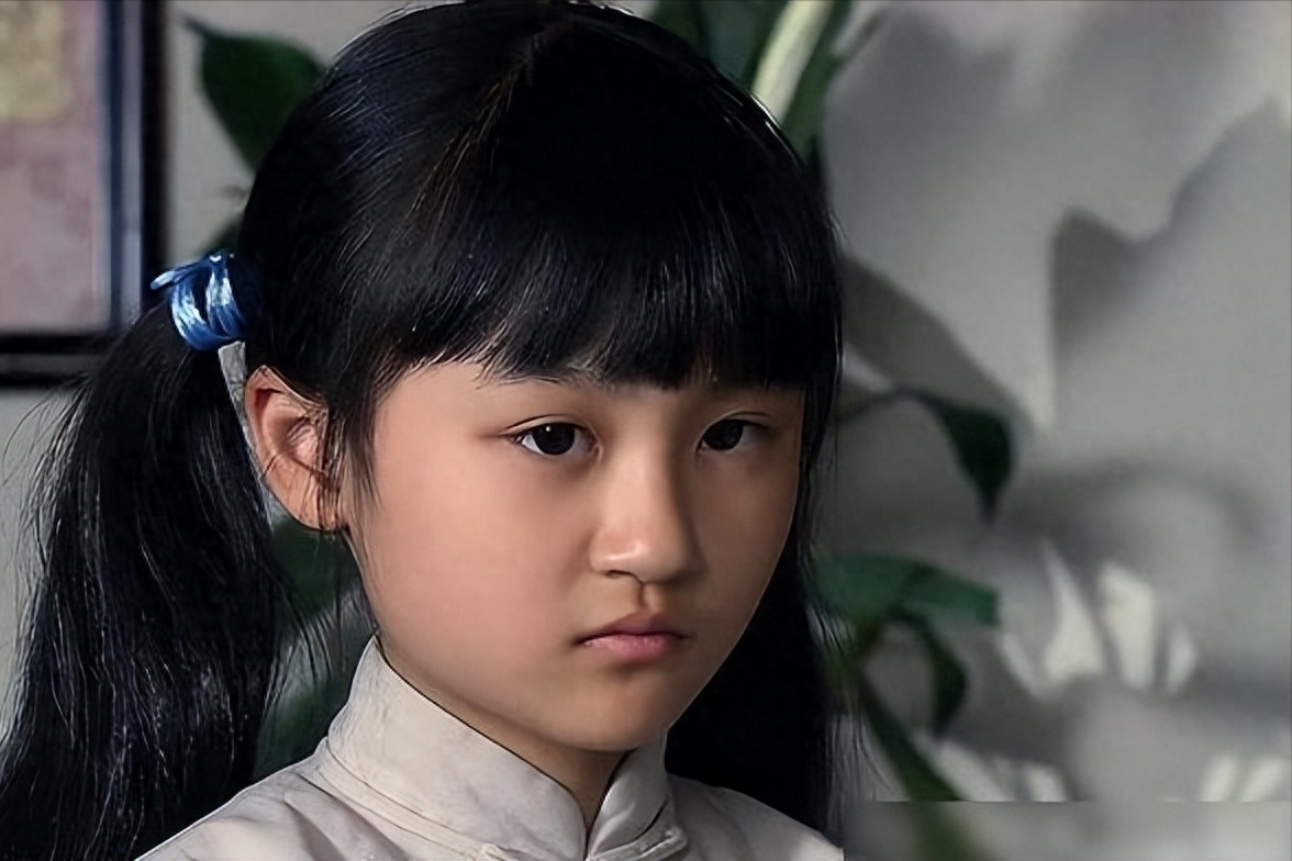 陆子艺:成龙抱着上春晚,却因太丑被嘲永不进娱乐圈,如今怎样了