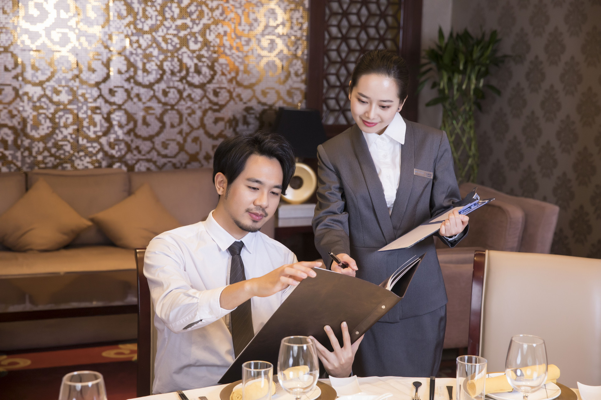 商务宴请时,应该如何点菜?让客人先点是大忌,吃不好还得罪人