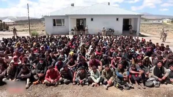 难民拼死逃离阿富汗