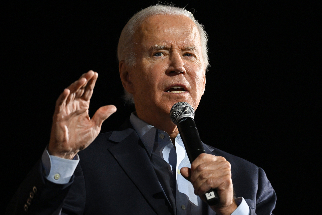 拜登发来贺电,不忘威逼武契奇"站队",这次真的要制裁俄罗斯了