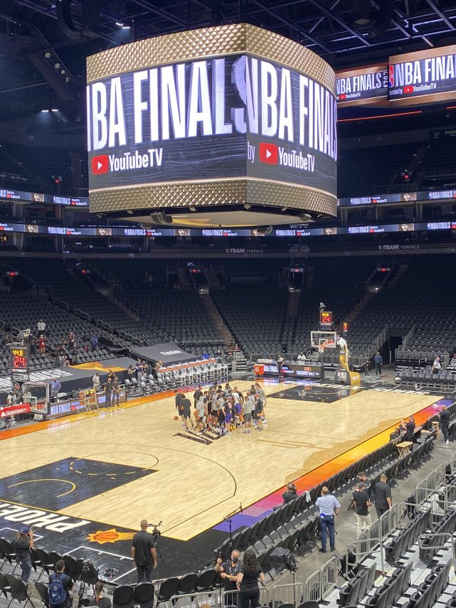 来了!太阳主场外挂起球队巨幅冲冠海报,场内到处都是总决赛痕迹