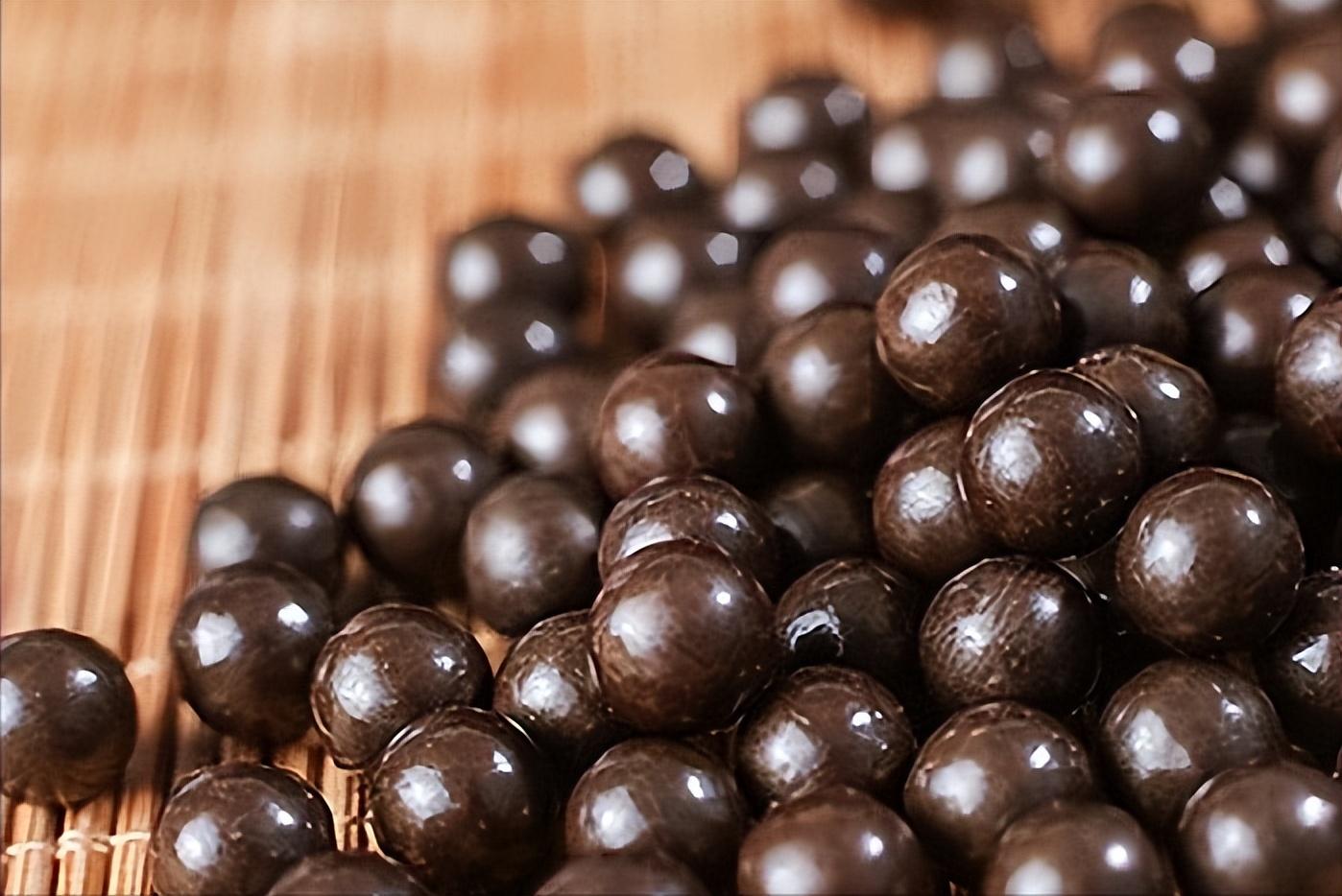 不常见的父女合葬墓,出土百粒青黑药丸,化验结果真相大白