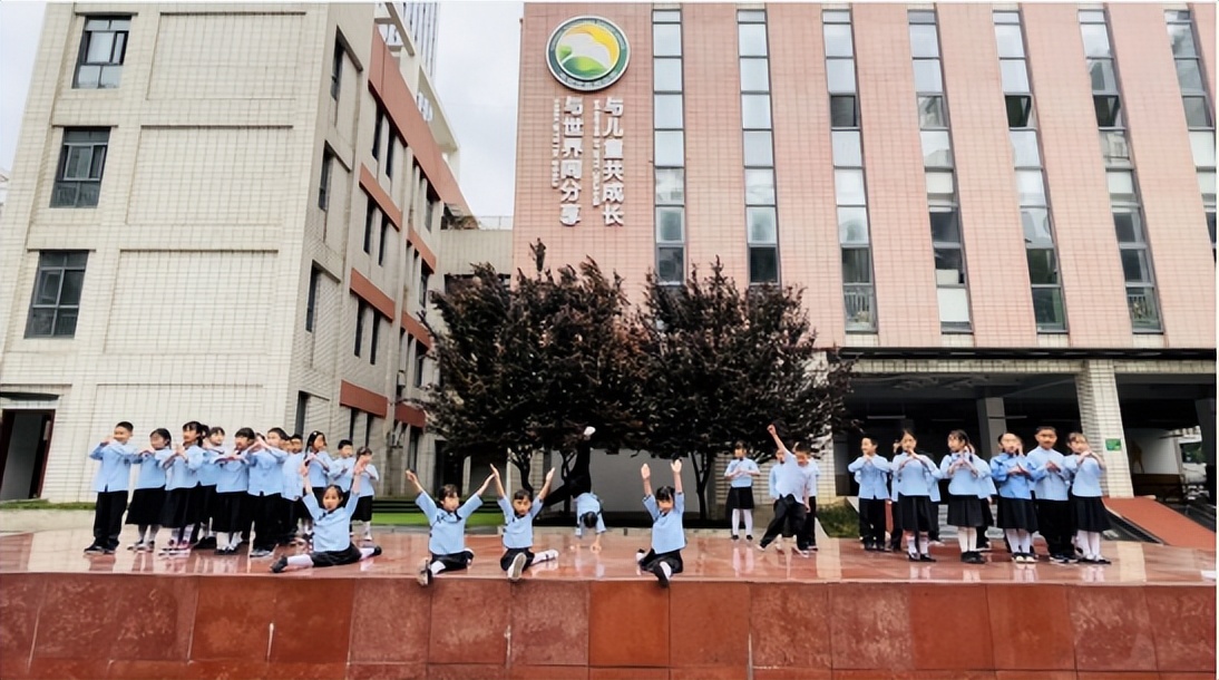 引导学子弘扬"五四"精神 成都蓉城小学举行这场主题朝会