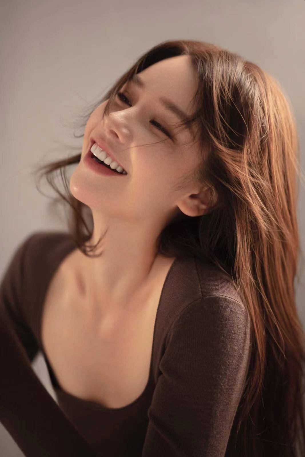 邱意浓写真曝光 温柔法式风情眼神满满故事感