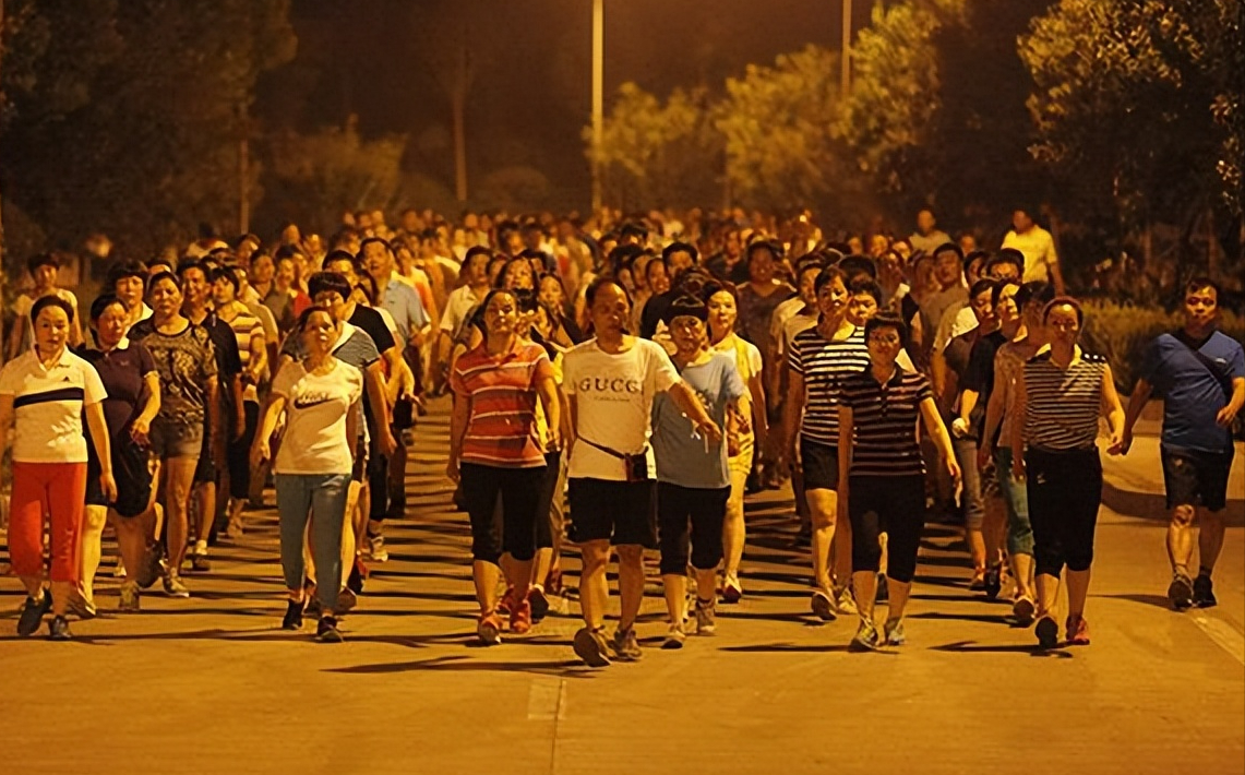 回顾暴走团"横行霸道",制造噪音无视红绿灯,被女司机直接撞飞