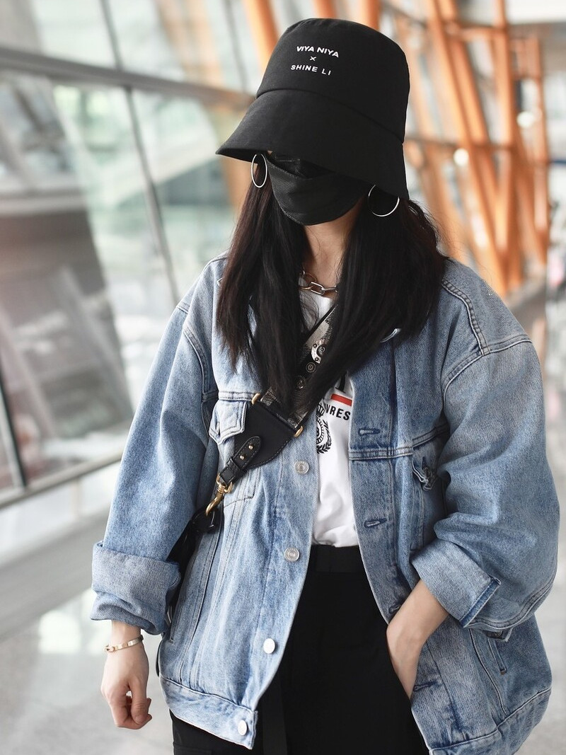 "带货女王"薇娅全副武装现身机场,单手插口袋气质十足