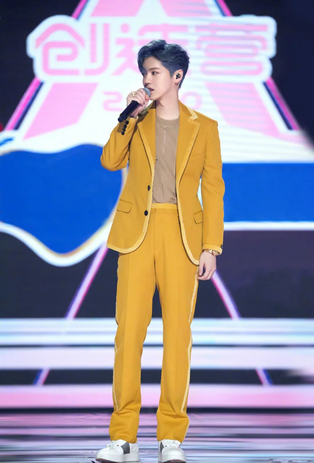 一周男星穿搭丨当男明星会"玩色"之后,到底有多迷人?