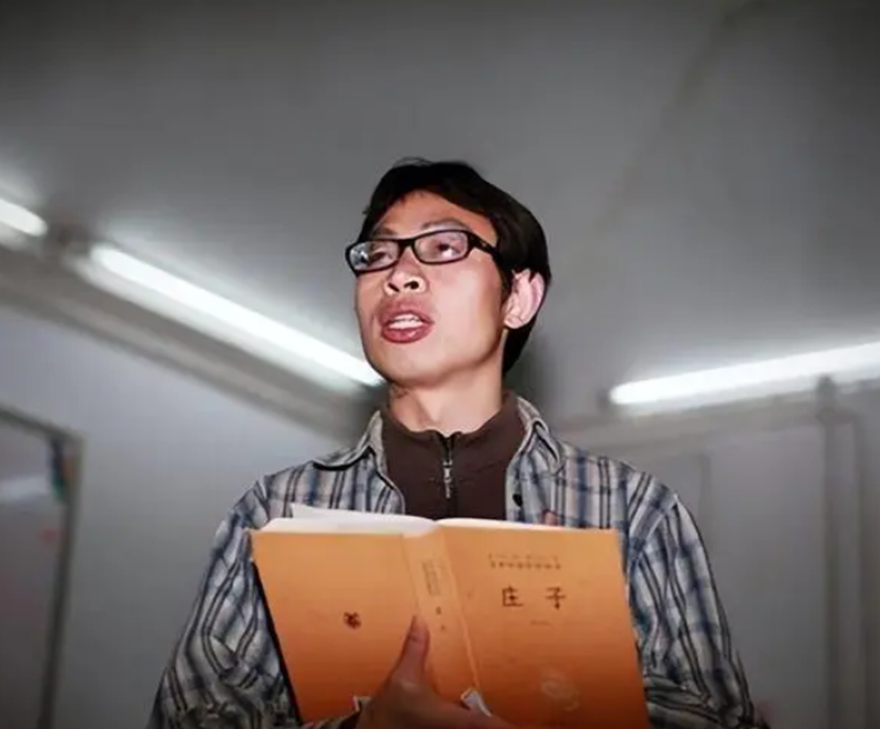 北大高材生"范跑跑",汶川地震丢下学生逃跑,被辞退后现状如何