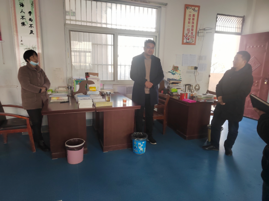 怀远县教育局局长刘纪春下乡走访慰问乡村教师