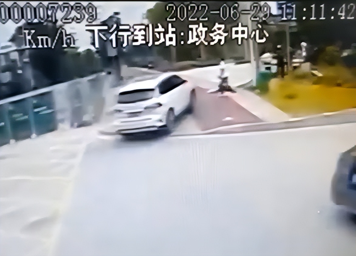 东莞：女子遭货车碾压头部 这个“保命神器”救了她-荔枝网