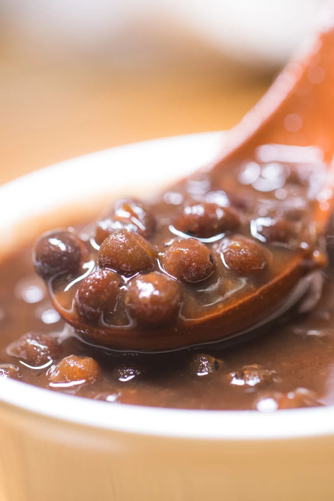 豆子是当地的麻豌豆,出锅后浓汤包裹的灰豆微微发亮,如同黑色珍珠,混