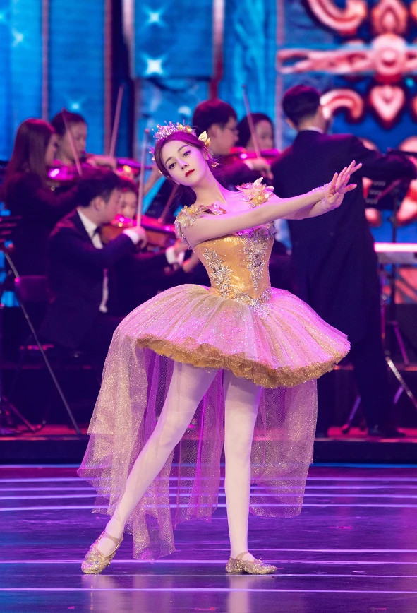 热巴大胆挑战"液体牛奶袜",当她踮起脚尖那刻,秀出奶棒腿太撩