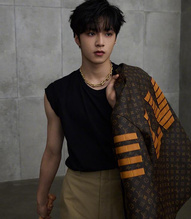 刘耀文diy戒指,内侧刻的字母意义重大,意在告诉粉丝好好爱自己