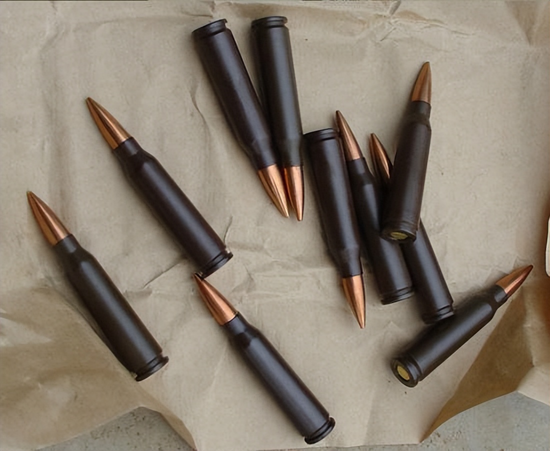 装引信的炮弹当大锤砸坦克!俄军士兵不要命了?真不怕爆炸吗?