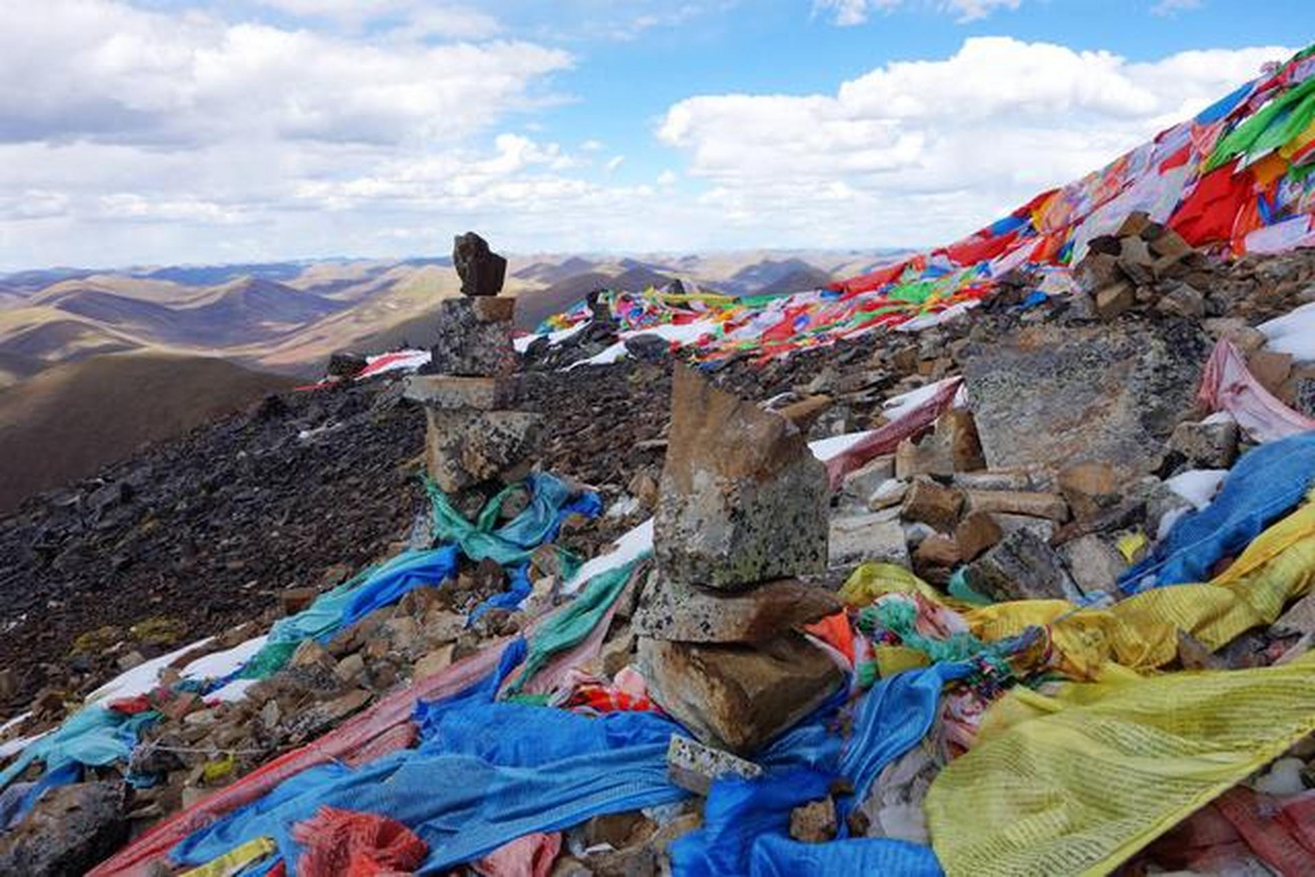 珠日神山海拔图片