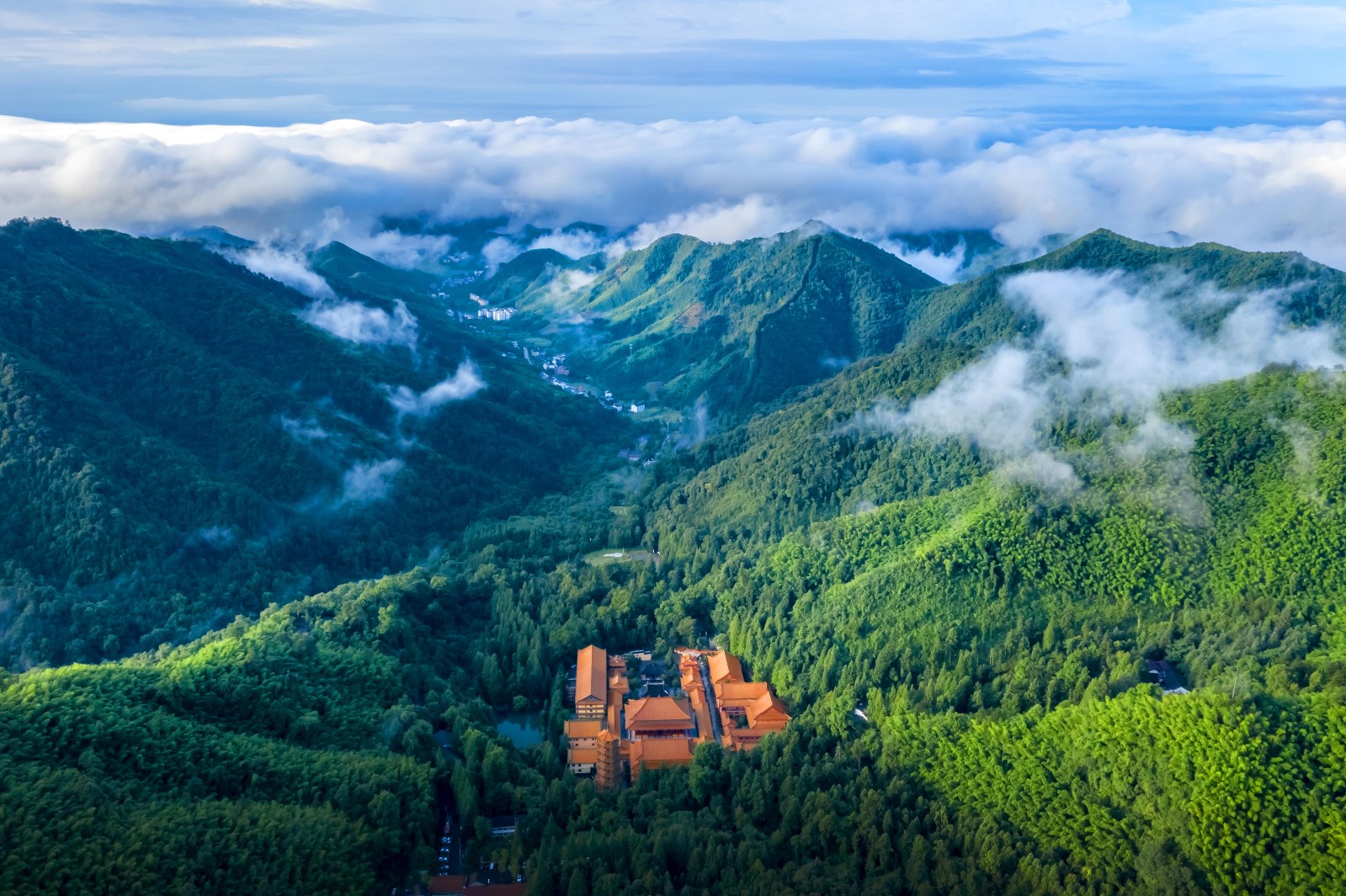 浙江集自然景观和人文景点于一体的山,在浙皖两省交界处