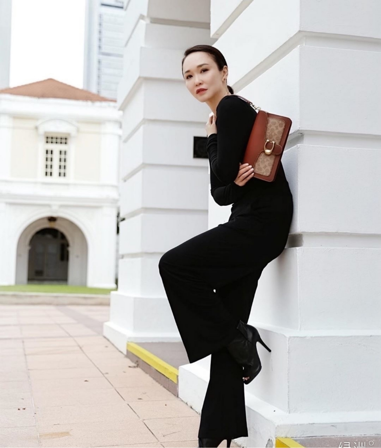 49岁范文芳真冻龄女王,缎面吊带搭皮衣时髦不羁,自然脸太年轻