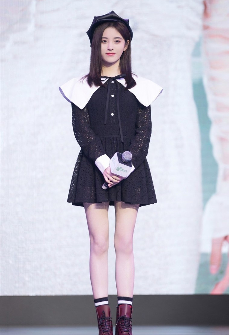 鞠婧祎短裙扭胯,观众眼前一亮,这身材简直绝了!