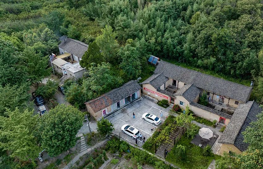 信阳罗山县:鸡笼山豫风楚韵浓,土房变民宿游客盈门