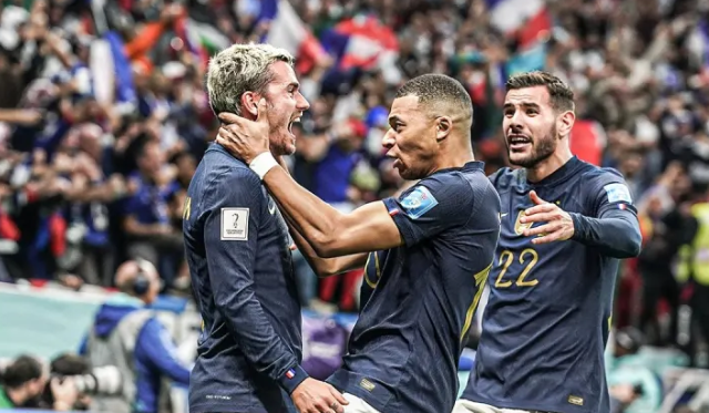 卡塔尔世界杯半决赛法国2:0摩洛哥,卫冕冠军晋级决赛!