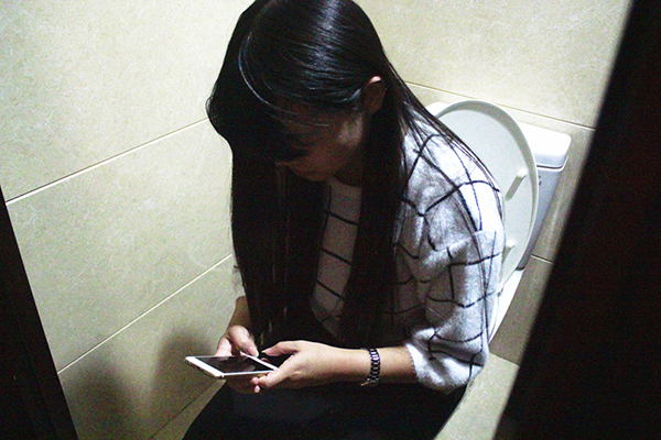 经常上厕所玩手机,可能会遇到2大问题,别怪医生没有提醒你