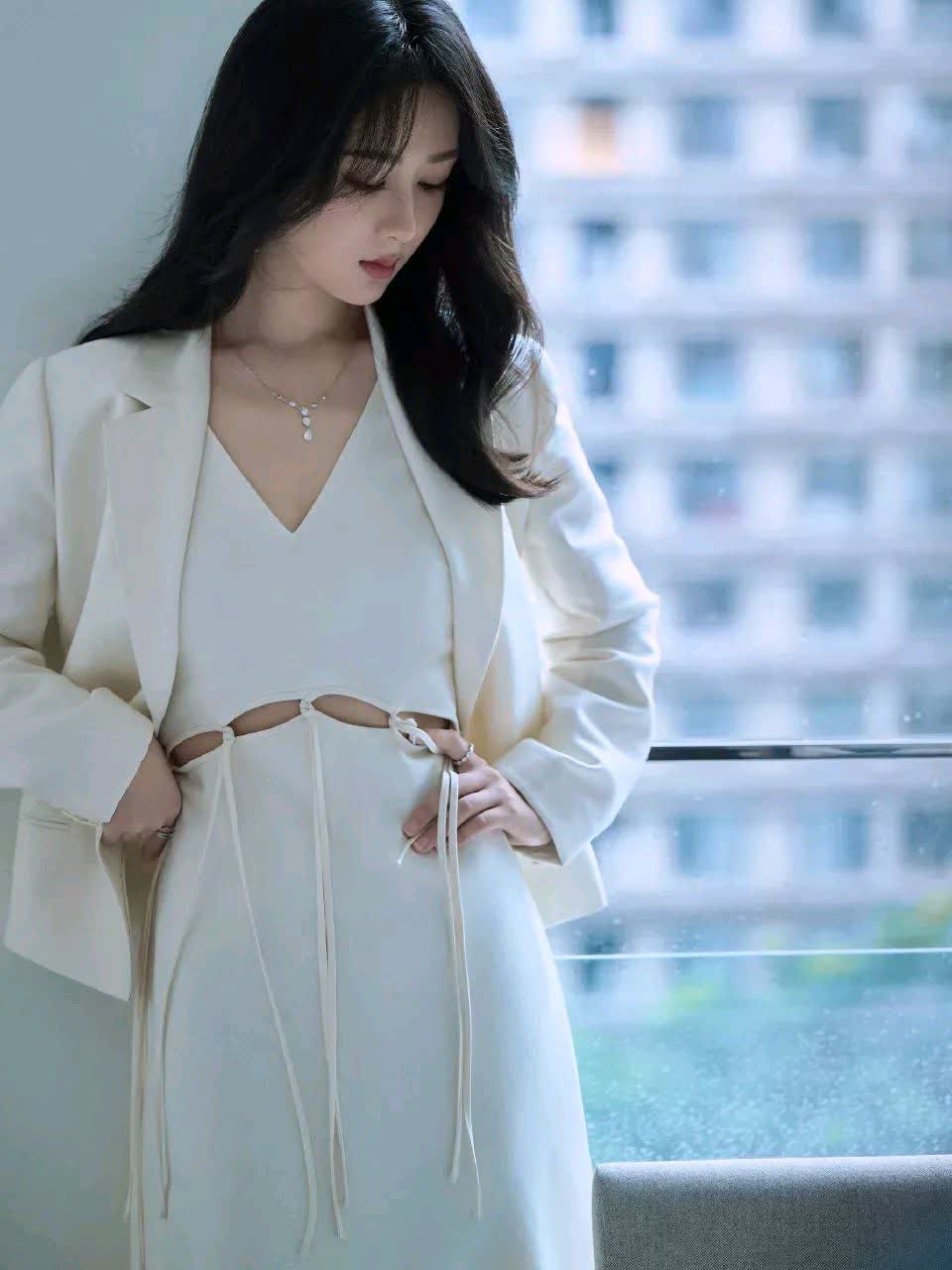 杨紫白色西装内搭白色系带露腰裙,造型干练大方得体!