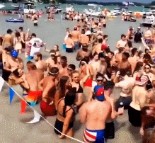 热点|以身试毒上瘾了？美国大型户外蹦迪现场画面曝光，多人感染新冠