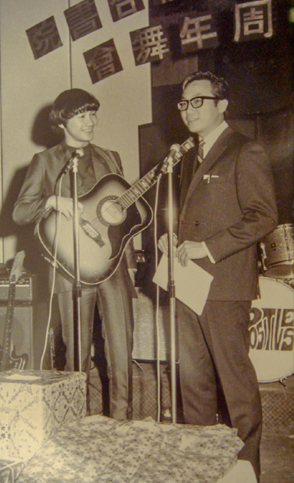 许冠文与许冠杰主持节目