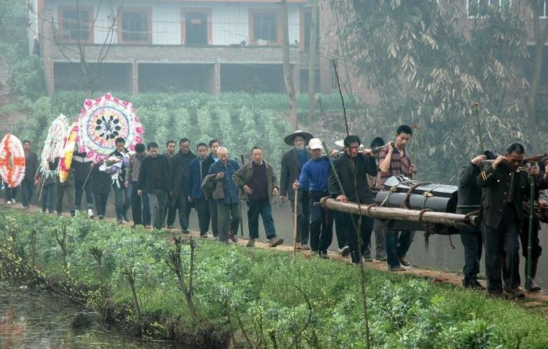 下葬遇下雨好吗?农村俗语 雨打棺十年酸