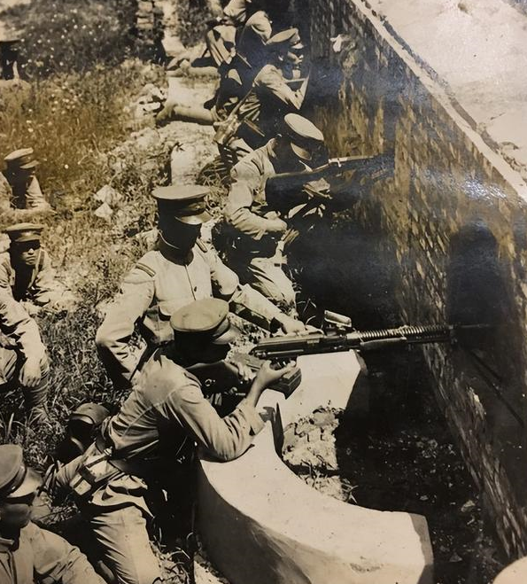 妻子被日军虐待致死,他活捉了日本军官后,当他以牙还牙