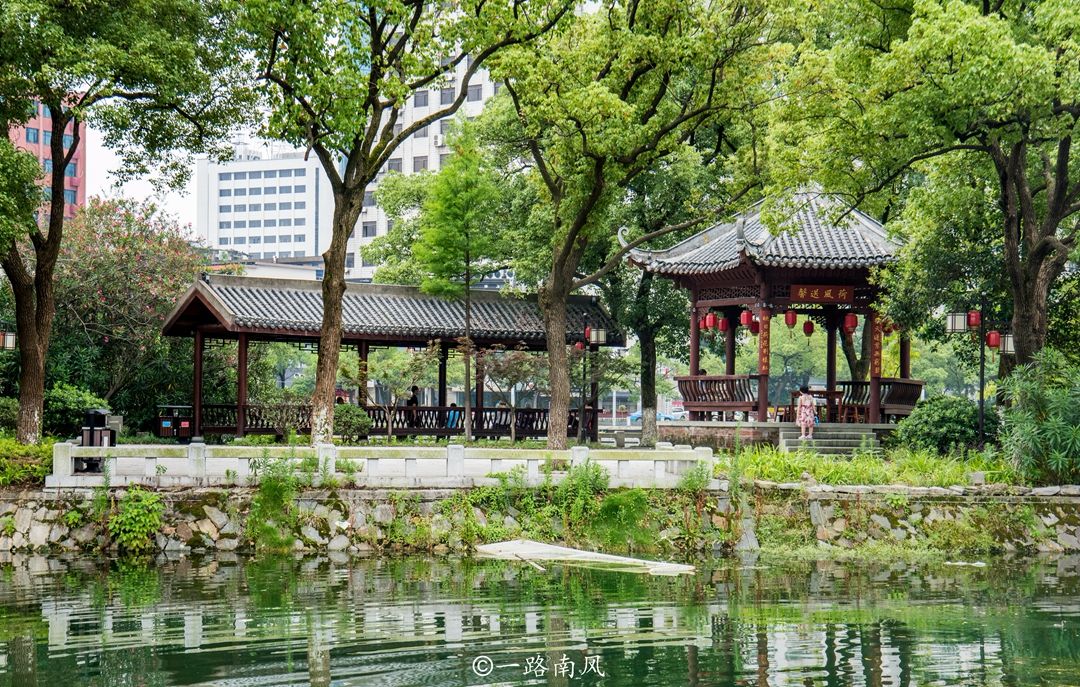 南昌老牌"相亲公园"百花洲,简历很详细,现场老年人比年轻人多