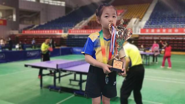5岁拿全国冠军,邓亚萍指导张继科送球衣,李依依会是新魔王吗?