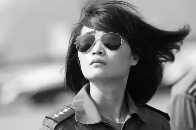 两次参加首都阅兵,两次飞出国门表演我国首位歼-10女飞行员"金孔雀"余