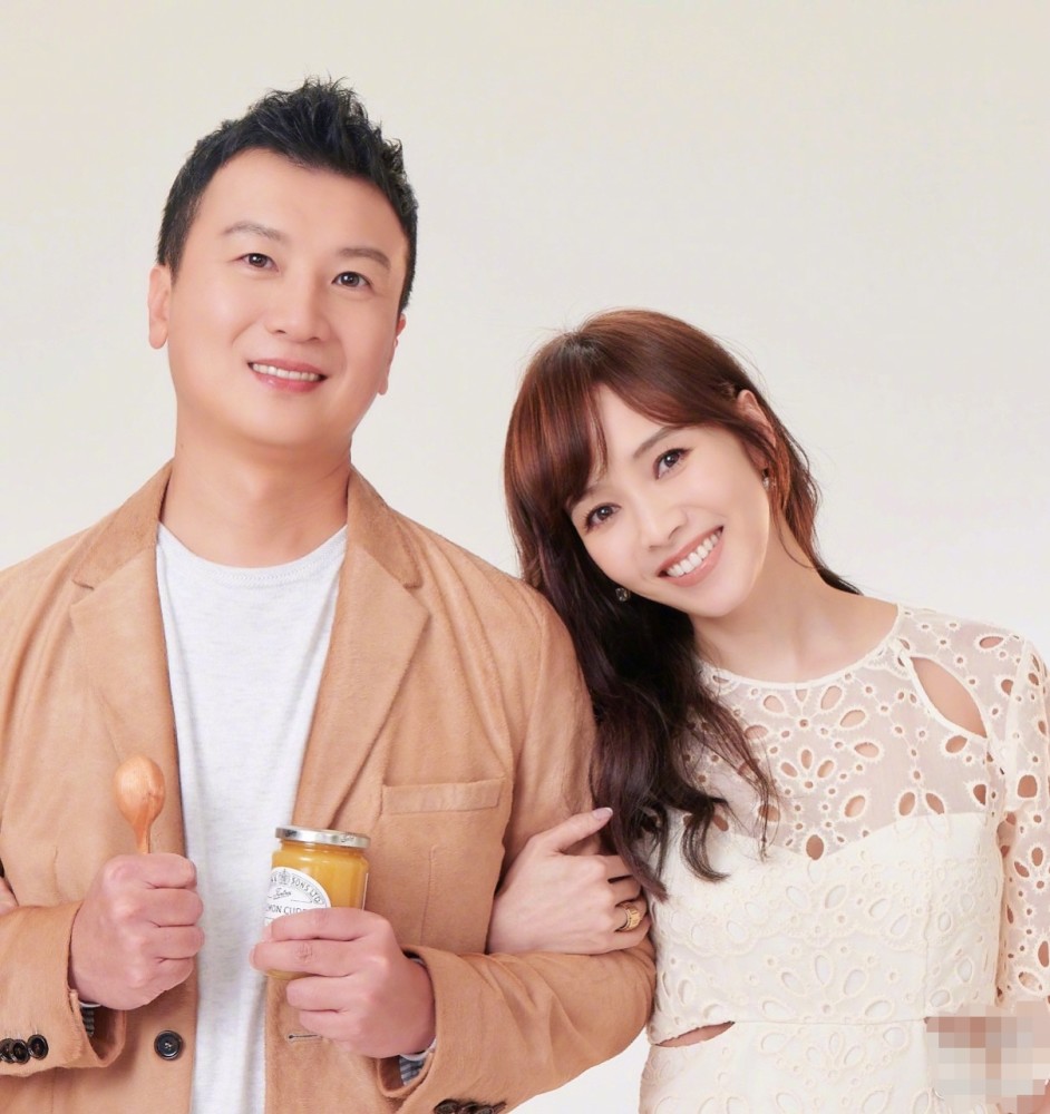 超温馨!侯佩岑晒一家四口合照庆祝结婚12年,2个儿子首露正脸