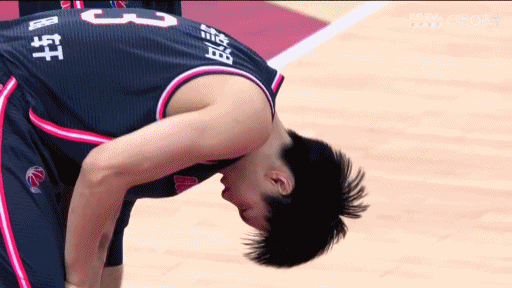 胡明轩妈妈看着频频倒地的儿子,在看台上心疼哭了