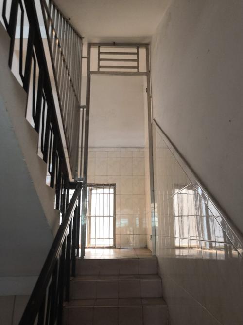 哪来的底气!公共楼道私装防盗门,顶楼业主还说:这是我家的地盘