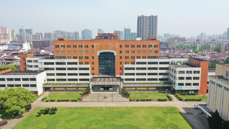 2019年,南昌15岁学生跳楼自杀,母亲称生前被学校逼跪下和体罚