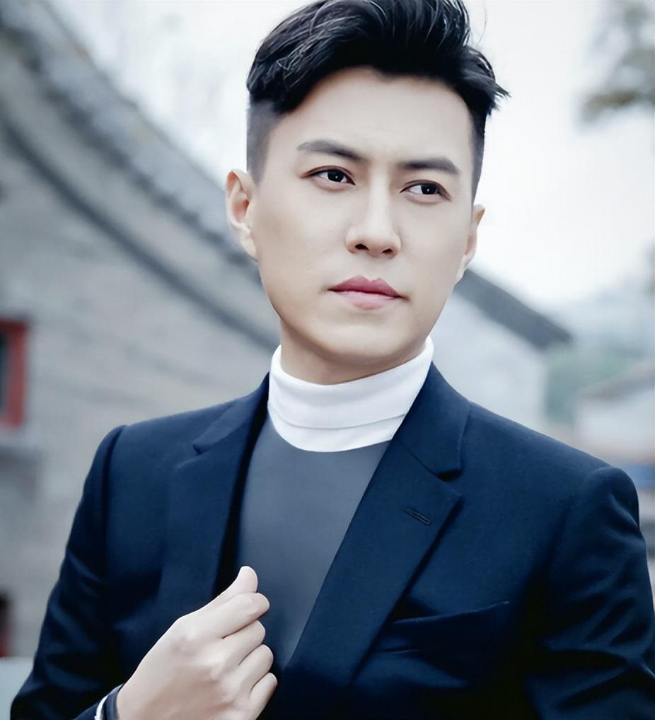 没想到2023年才过一半46岁的靳东就以这样的方式败光路人缘