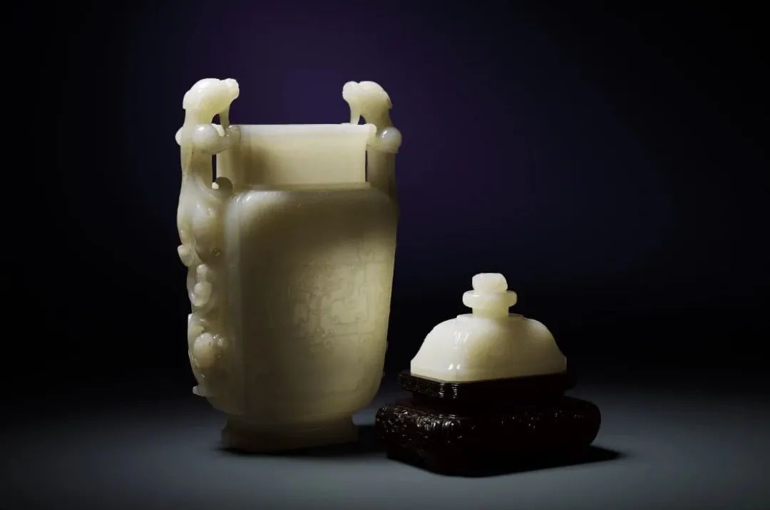 台北宇珍2022秋季拍卖|卓越宫廷玉器:清乾隆 白玉双龙抢珠方盖瓶