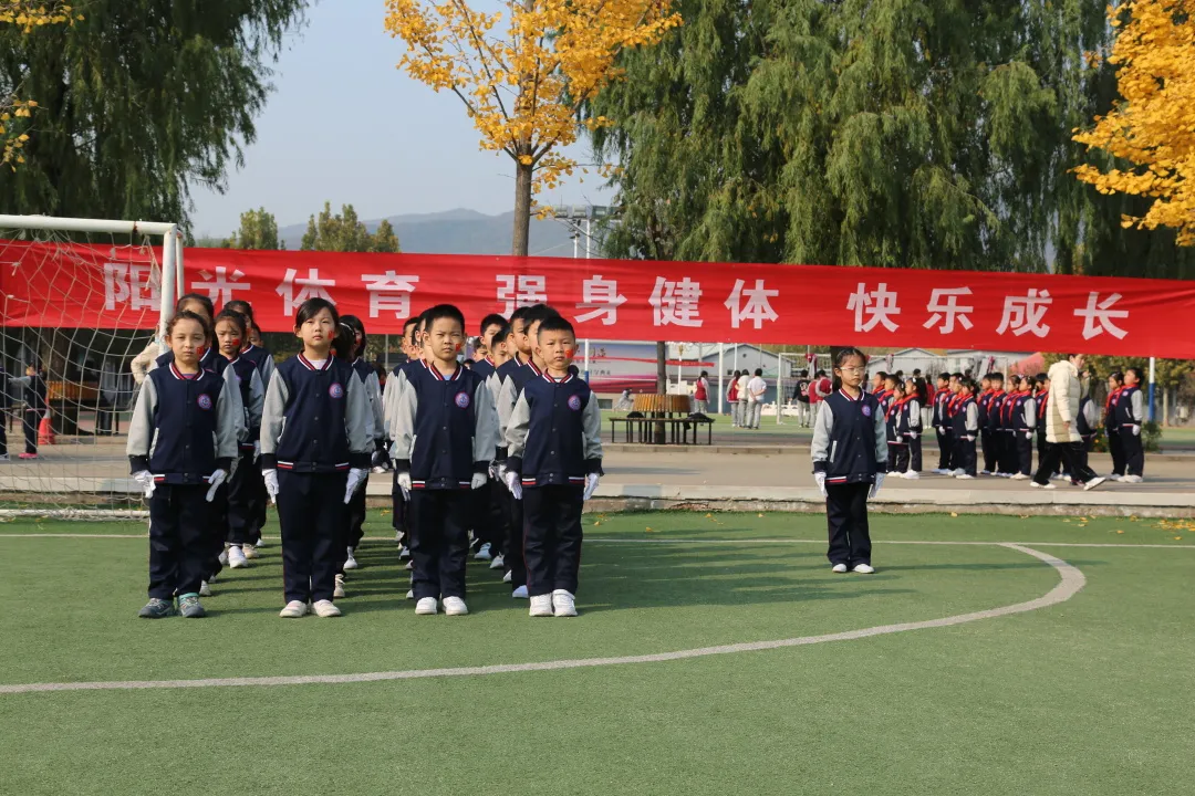 尚丽外国语学校小学部队列队形比赛 展崇尚精神风貌