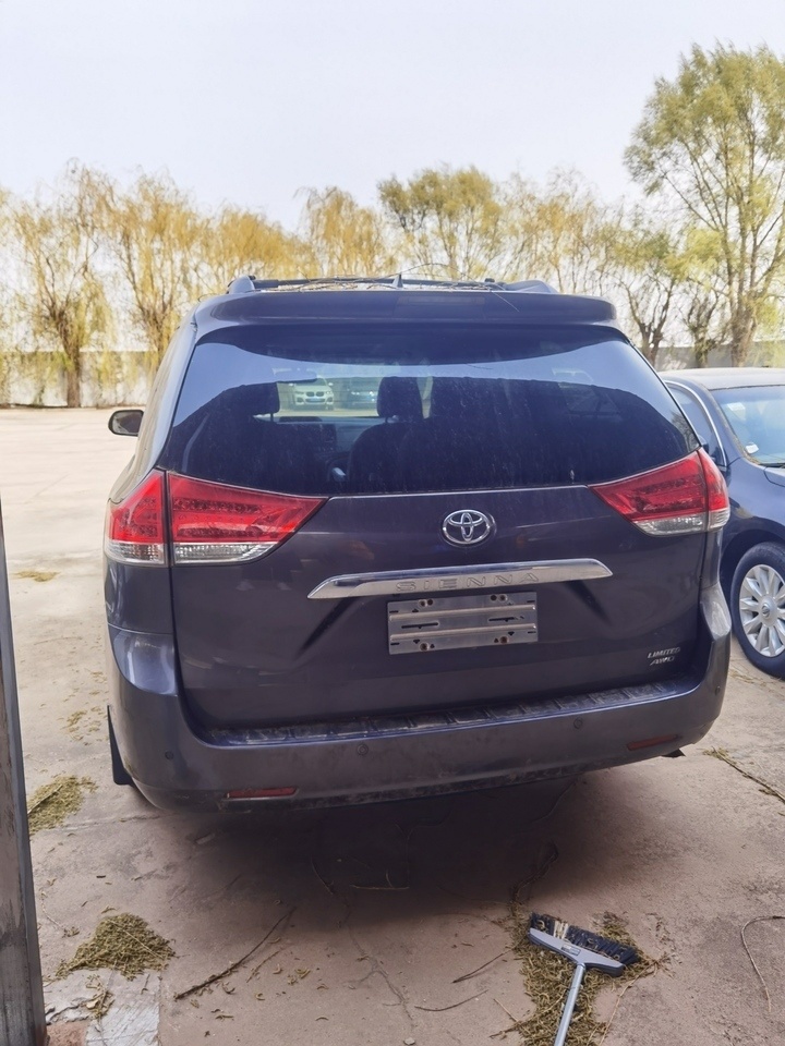 内蒙古自治区通辽市一辆丰田牌塞纳小型客车将以10万起拍