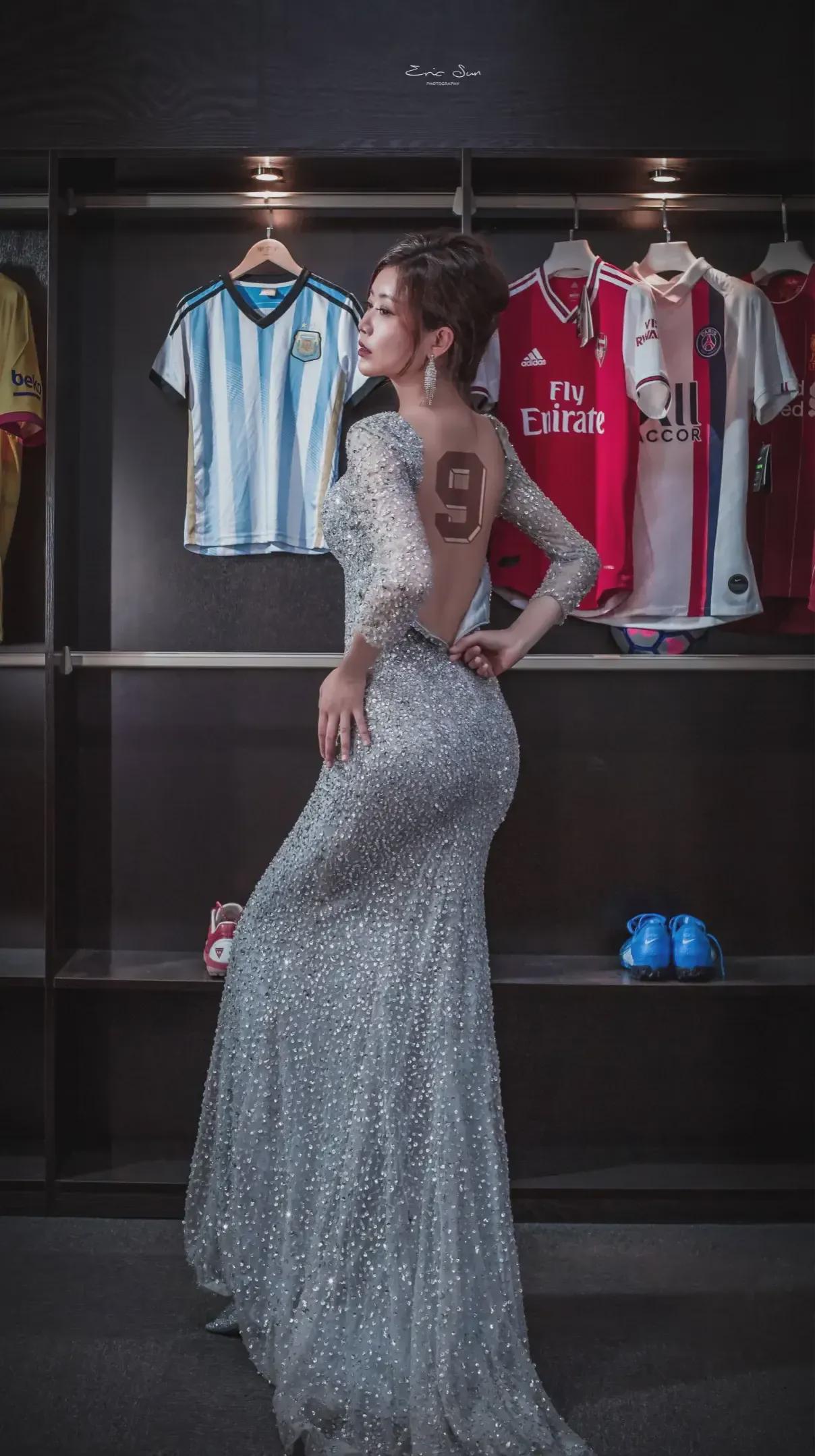 主持人王昊玥堪称足球世界杯第一大长腿美女双语主播