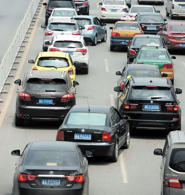 遇到前车强行加塞,后车"故意撞上"需要负责吗?交警:再说一次