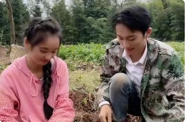 百万网红杨少大婚,新娘却全程戴白口罩,遭网友群嘲并质疑是炒作