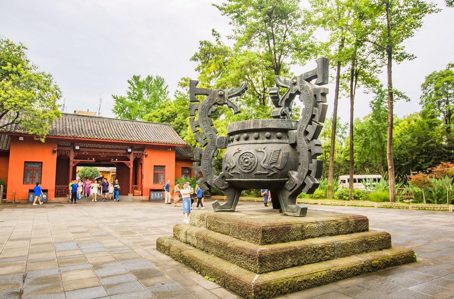 成都有一座南郊公园,环境优美,园中的围墙成为了打卡圣地