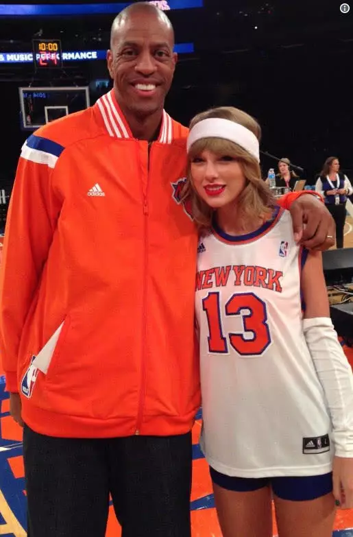 科比曾担任霉霉演唱会嘉宾,惨被gigi 嫌弃,霉霉唱歌引球迷怀念