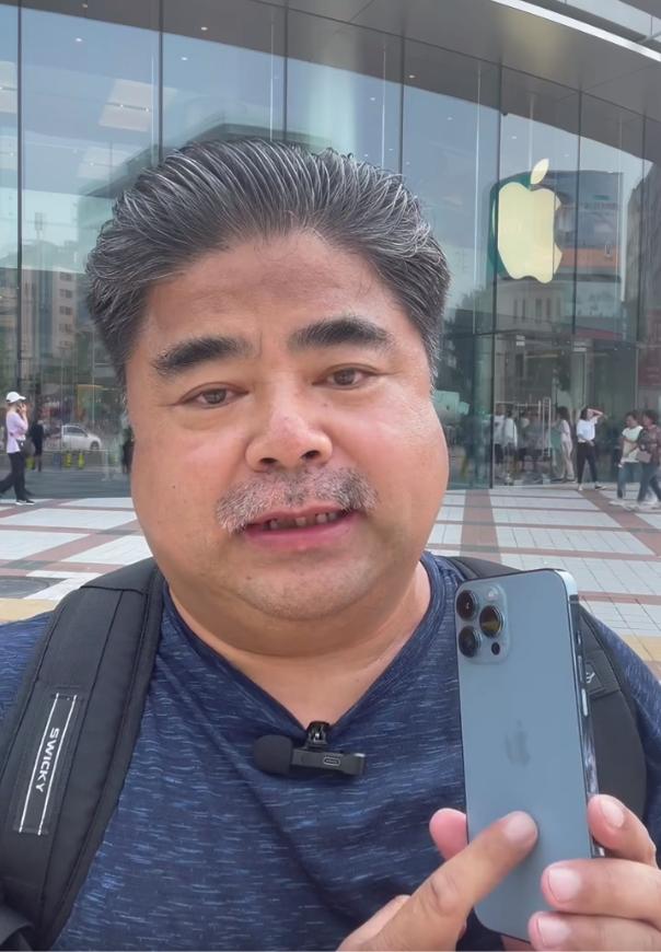 演员刘金苹果店前怒摔iphone 称不再购买苹果产品