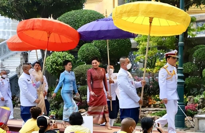 排位已定!泰国王室海报来了,提帮功苏提达都站不到c位
