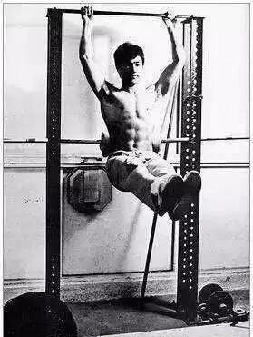 一张图告诉你,李小龙的腹肌有多厉害