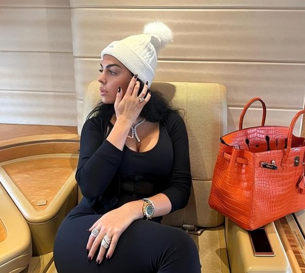 绝了!乔治娜晒哺乳照片,生娃后更丰腴,网友:c罗来一口?